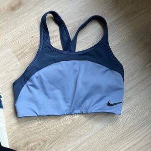 Nike sports bra Sri-fit. Like new. Comes with removable inserts.
